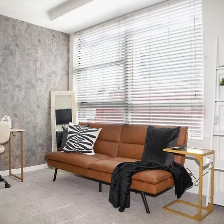 June Specials- Suite Spot Dtla- Free Parking For One Car!